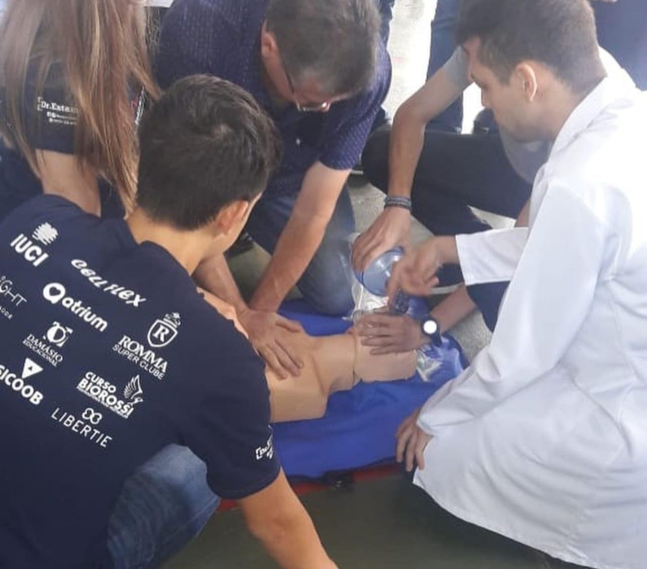 Imagem representando professor aplicando técnica de reanimação cardipulmonar em um boneco