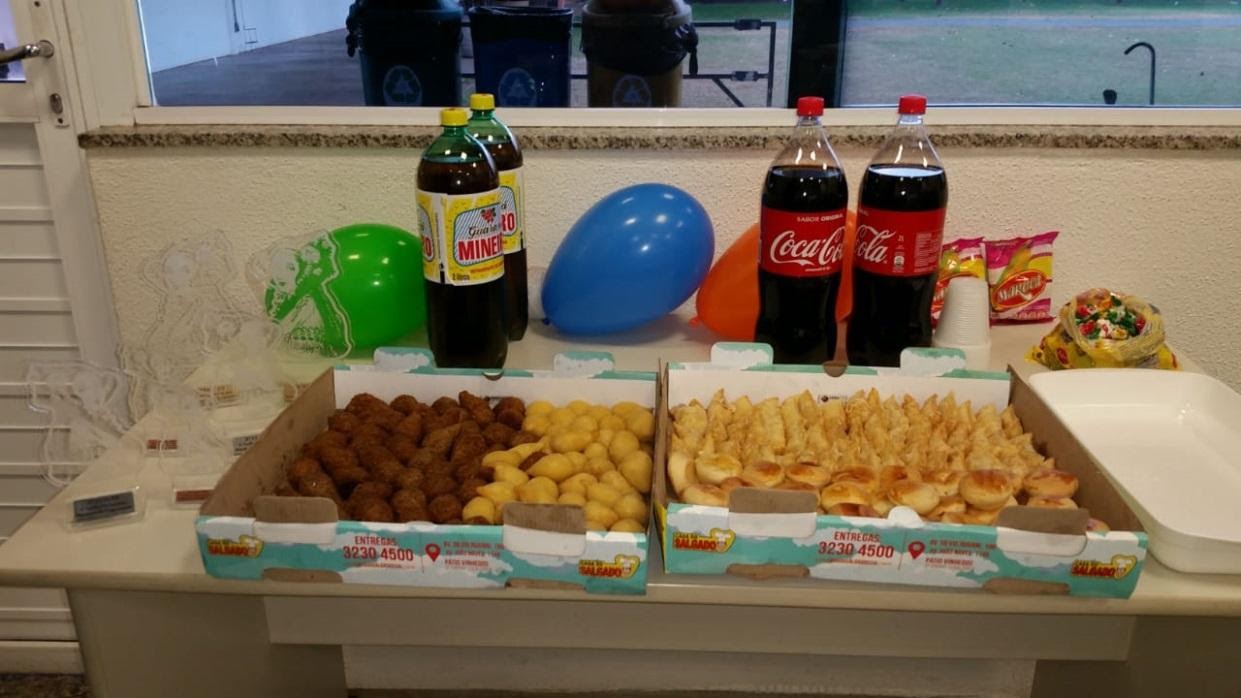 Imagem representando dois centos de salgadinhos e refrigerantes na maratona de programação no campus Uniube Uberlândia