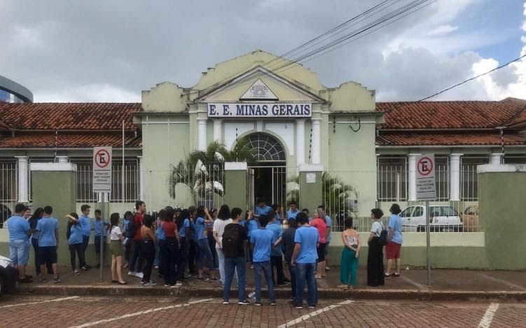 Imagem representando um grupo de alunos visitando a Escola Estadual Minas Gerais