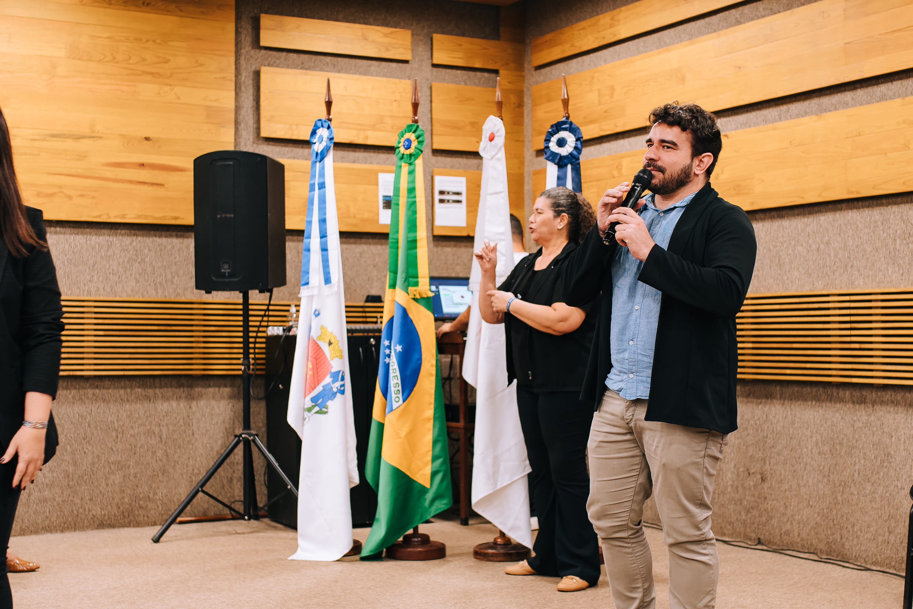 Apresentação no palco durante atividade do Congresso de Pedagogia