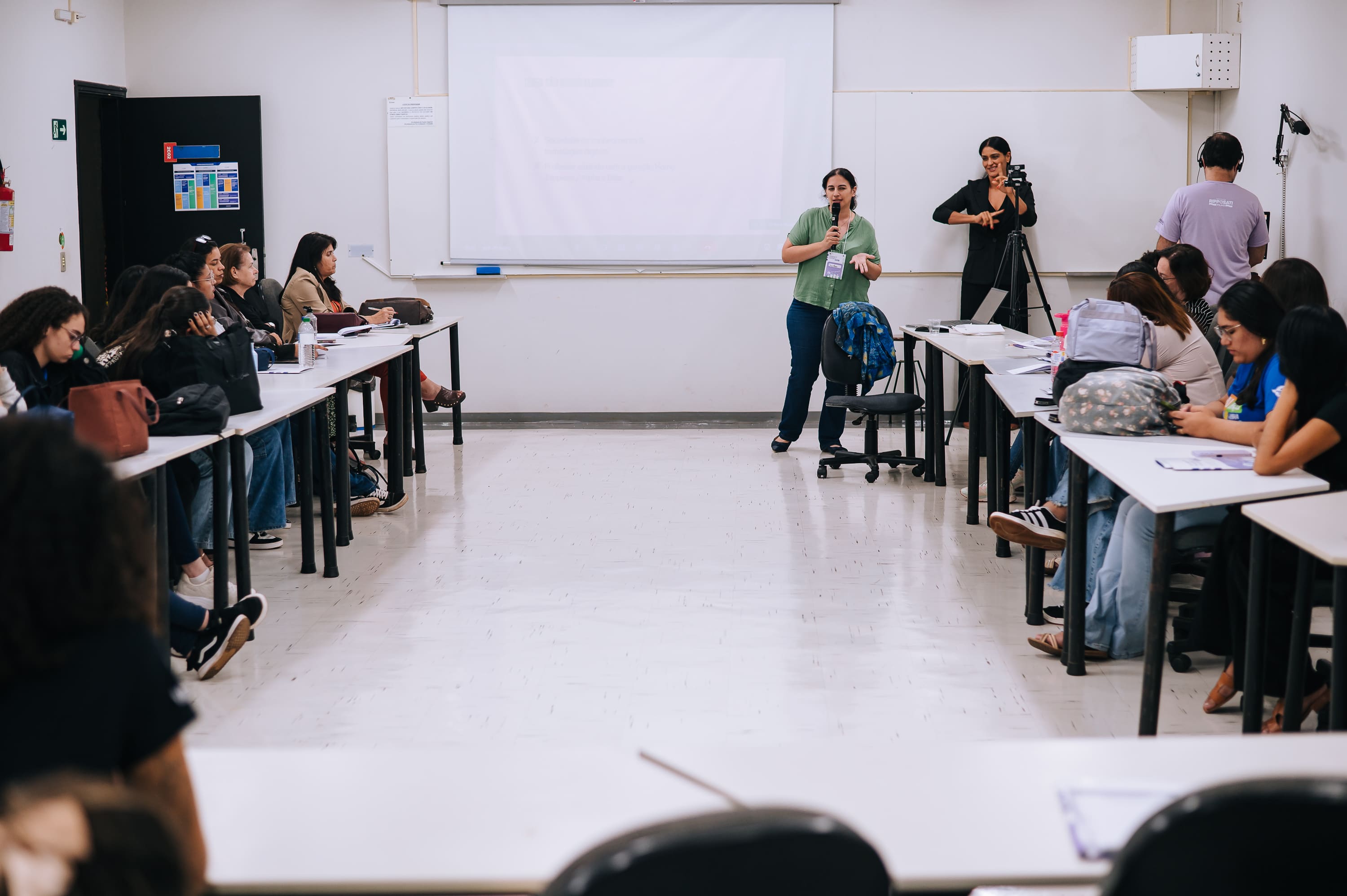 Participantes e facilitadores durante atividade em sala no Congresso