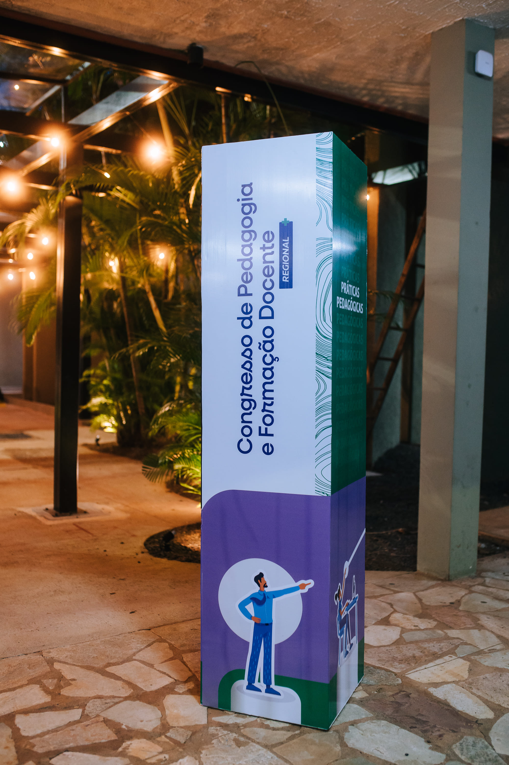 Totem de identificação do Congresso de Pedagogia e Formação Docente