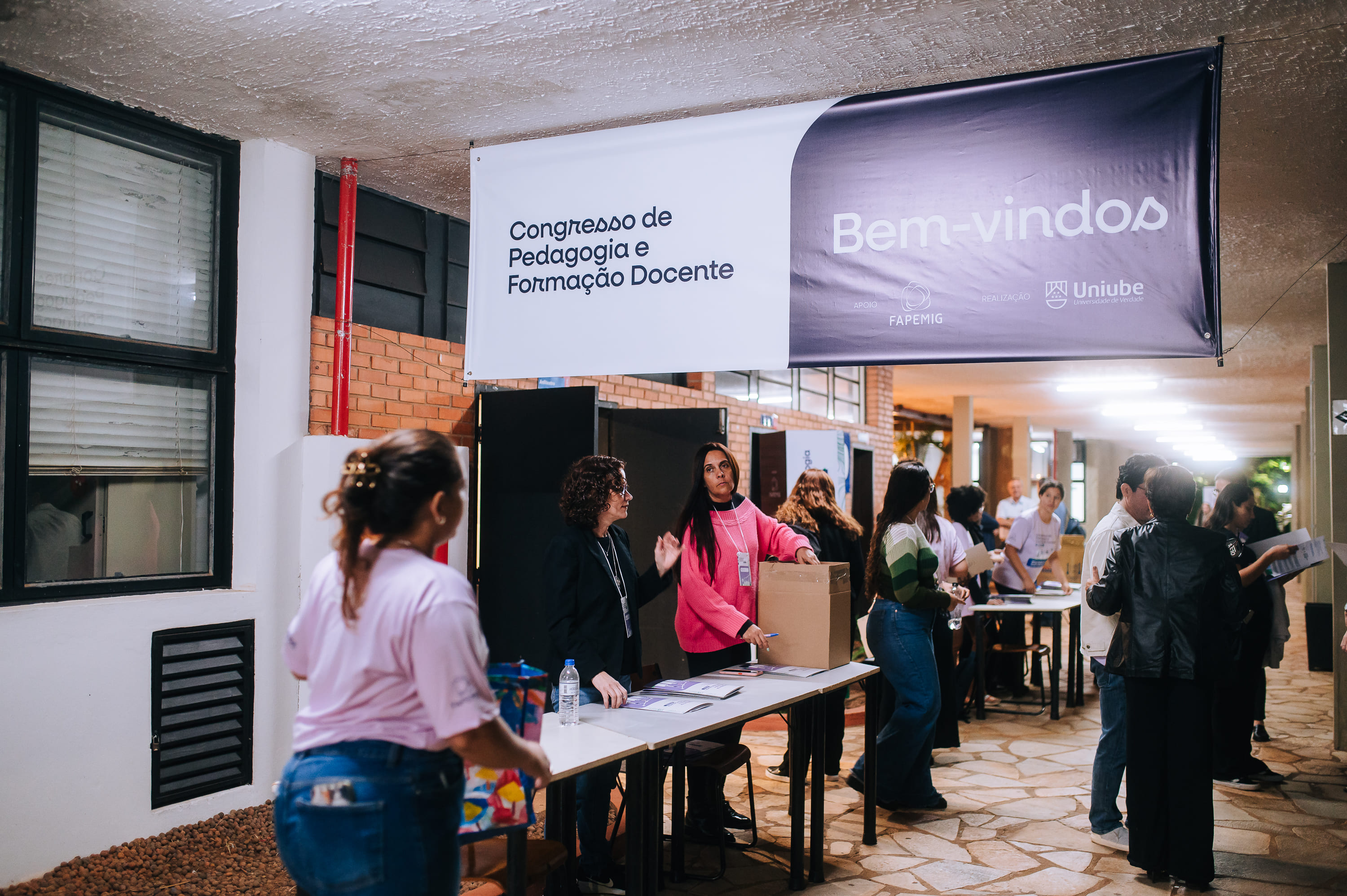 Área de recepção e credenciamento do Congresso de Pedagogia e Formação Docente
