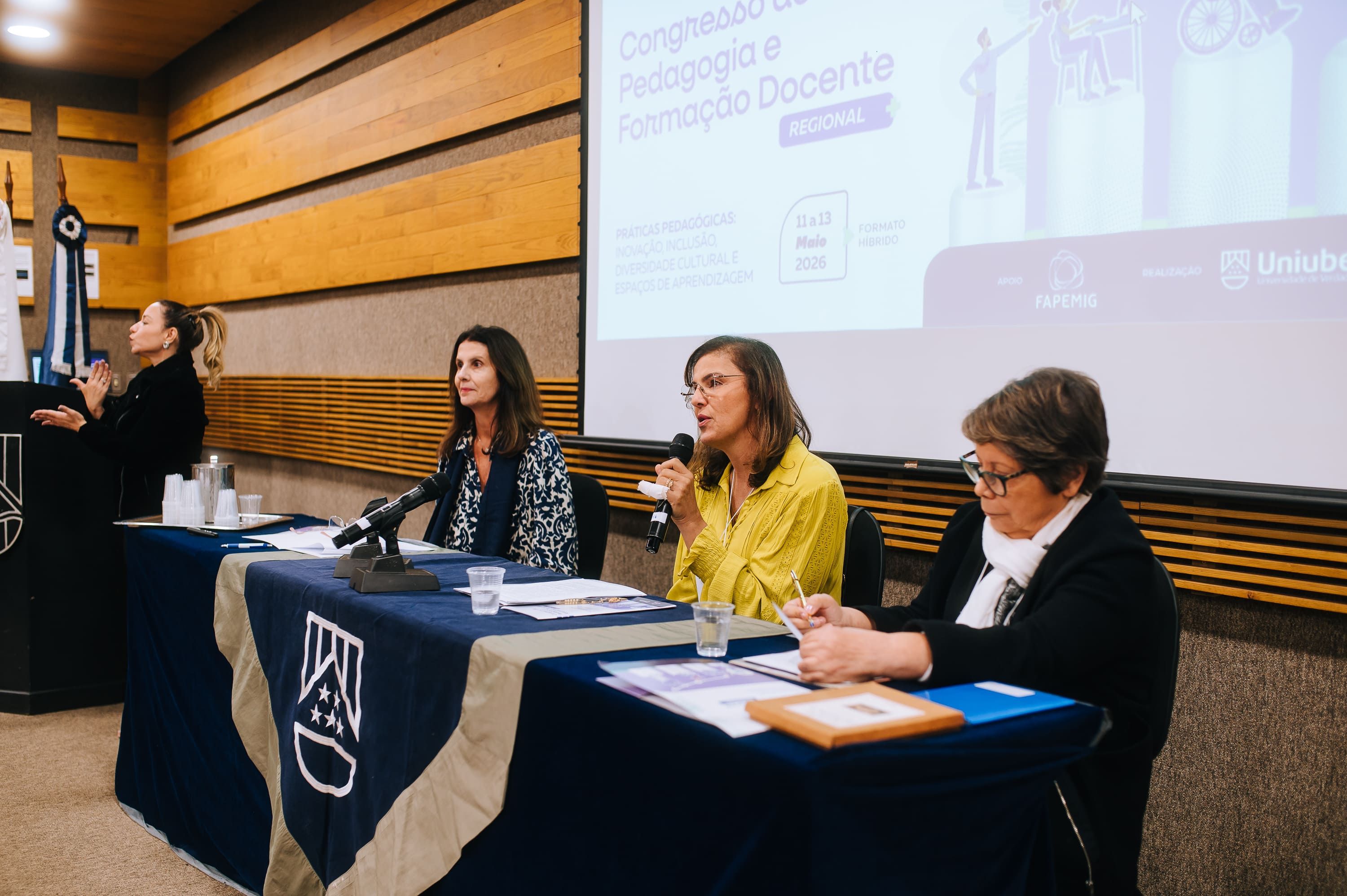 Integrantes de mesa durante atividade acadêmica do Congresso