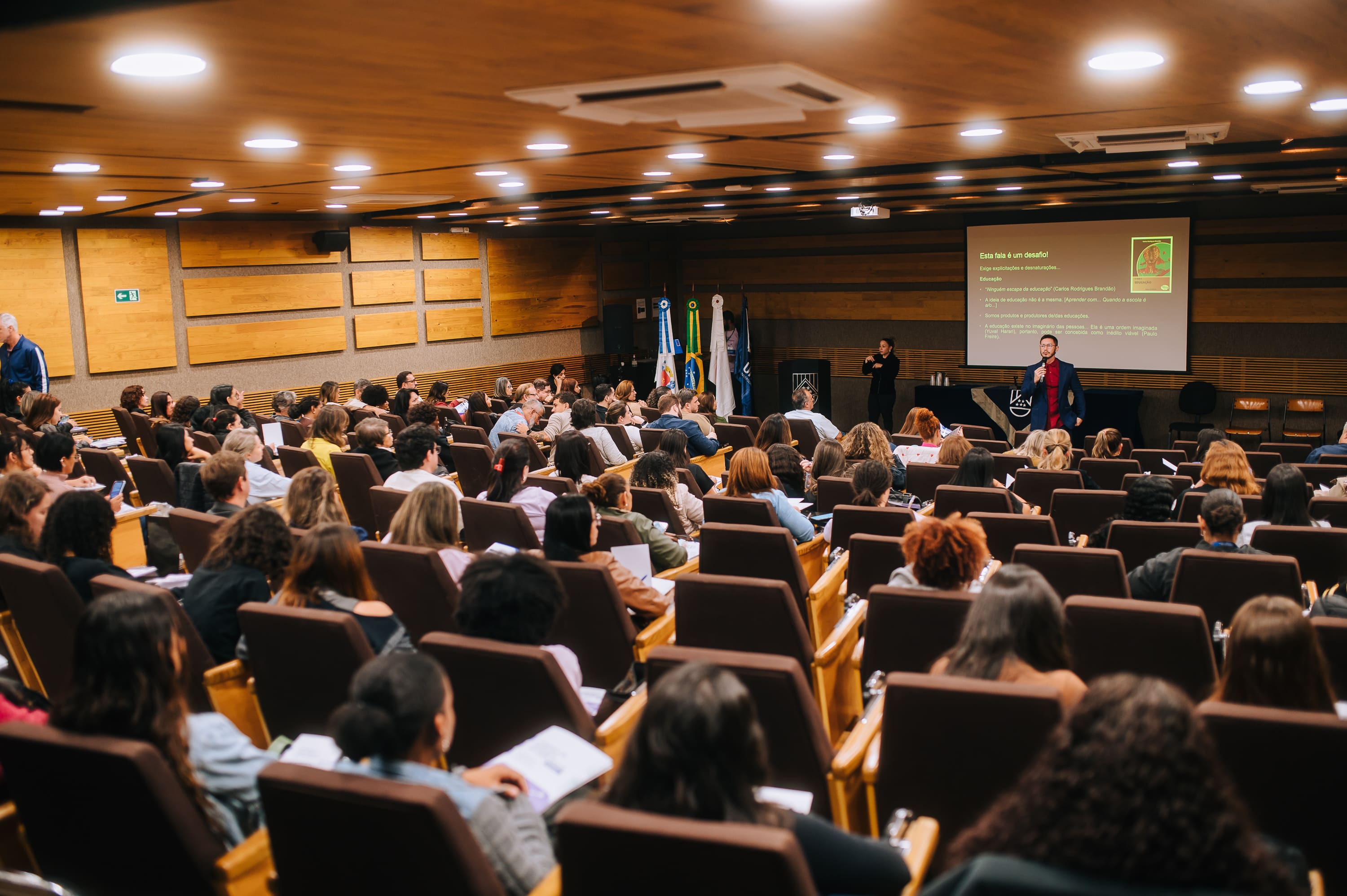 Auditório com participantes durante apresentação do Congresso de Pedagogia