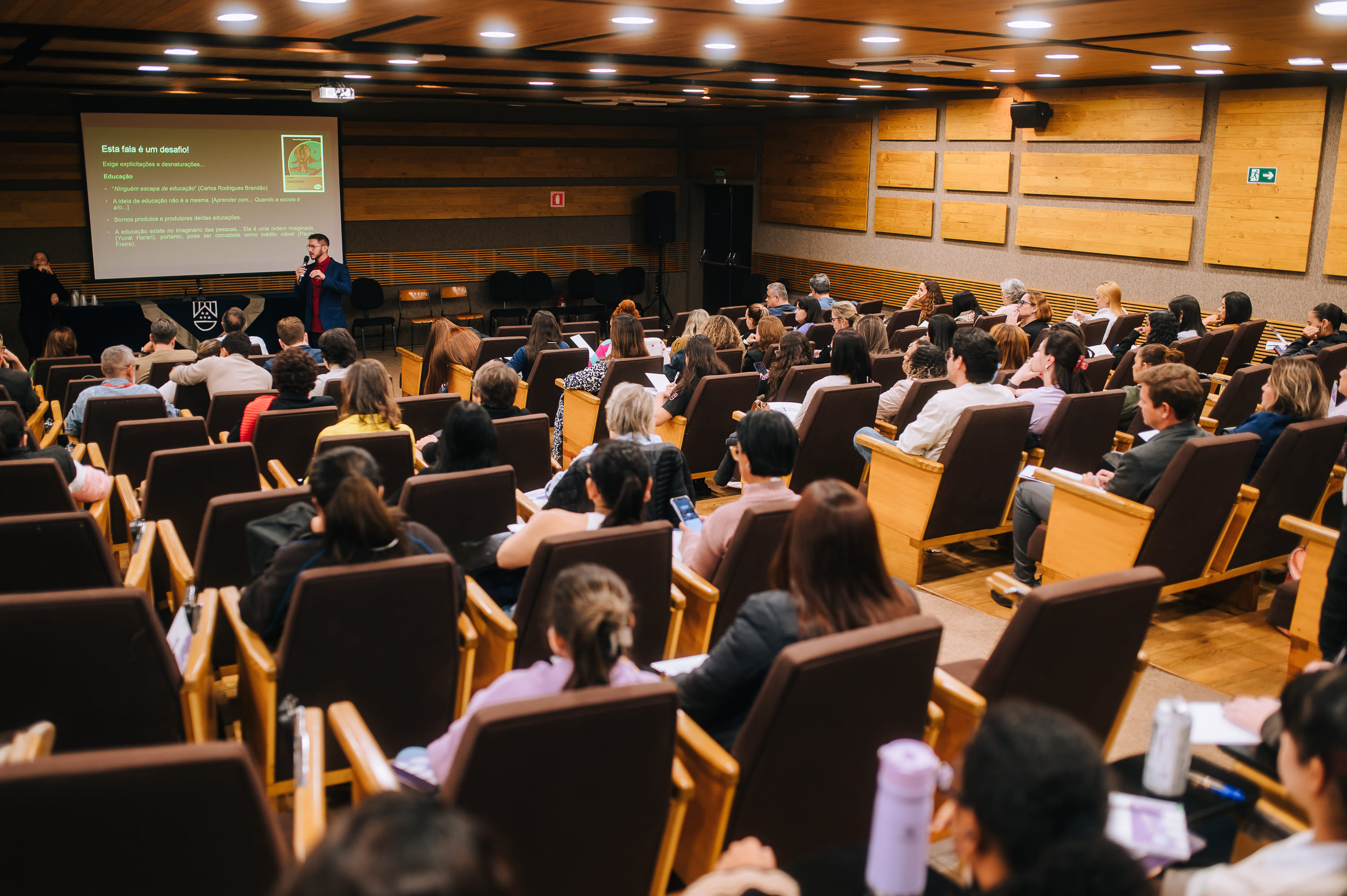 Público acompanhando apresentação no auditório durante o Congresso