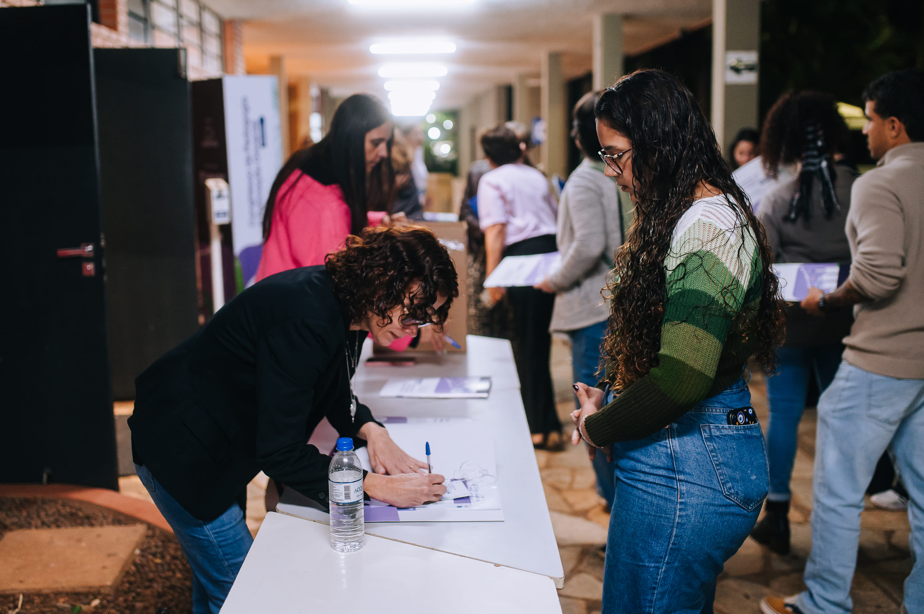 Participante realizando o credenciamento na entrada do Congresso