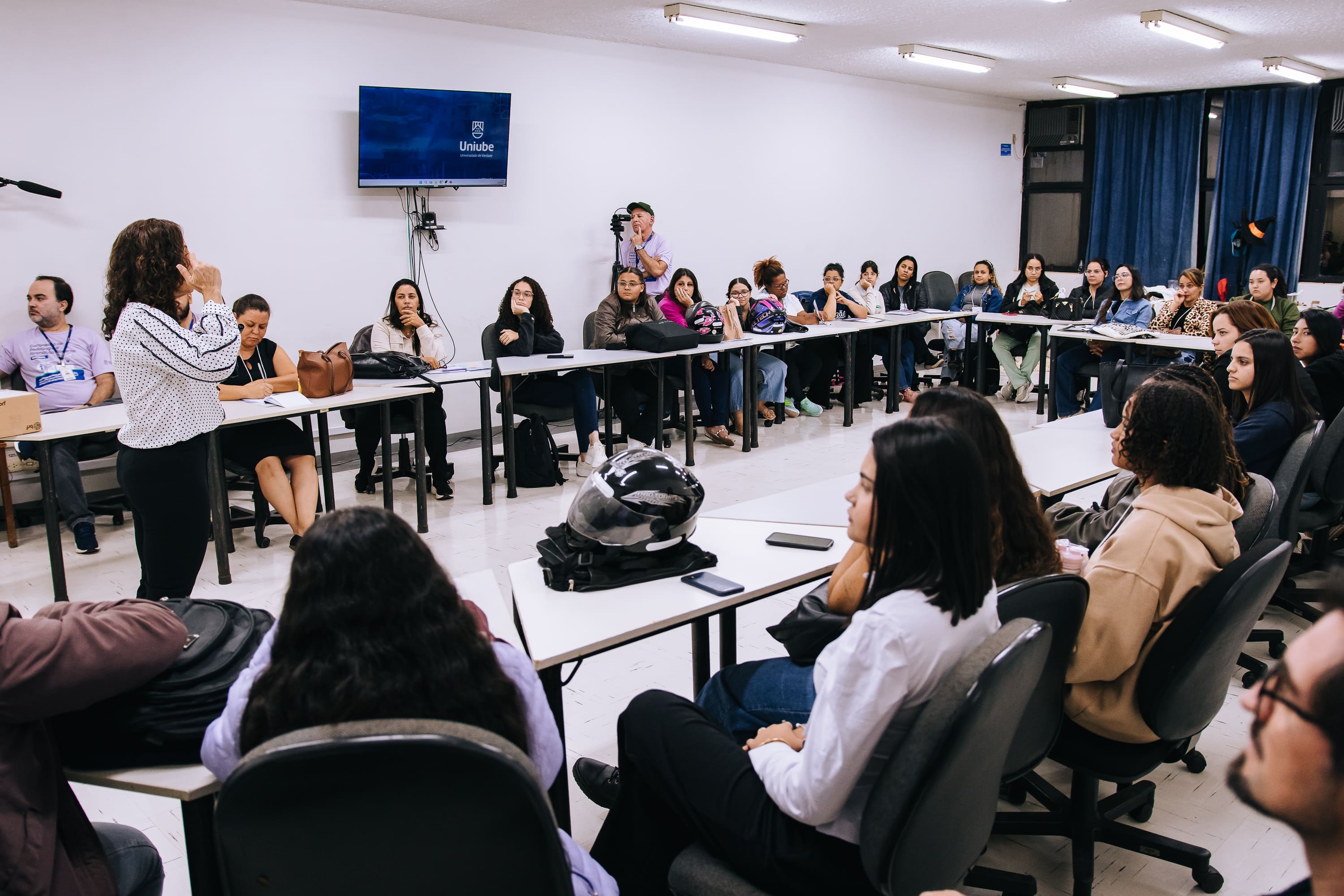 Grupo reunido em sala durante atividade do Congresso de Pedagogia