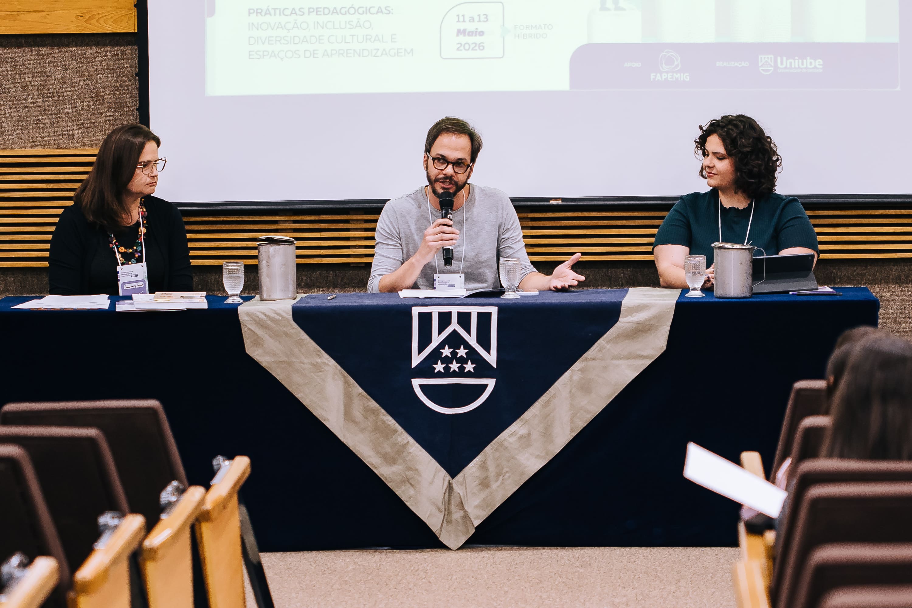 Integrantes de mesa-redonda durante o Congresso de Pedagogia
